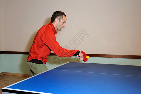 训练中的乒乓球运动员图片