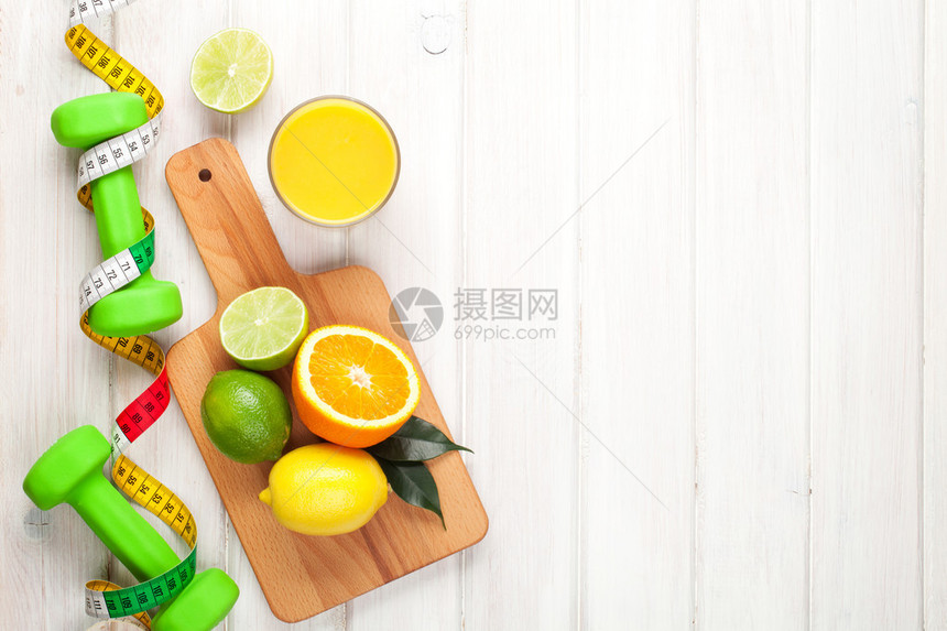 柑橘水果胶土和哑铃橙子石灰和柠檬健康食品木板背图片