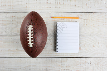 般的足球决赛仍然有生之年一纸铅笔和美式橄榄球在一家庭办公图片