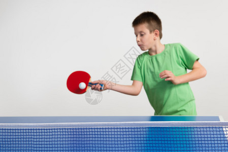 打乒乓球的小男孩图片