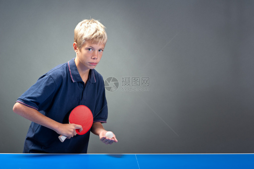 打乒乓球的年轻运动员图片