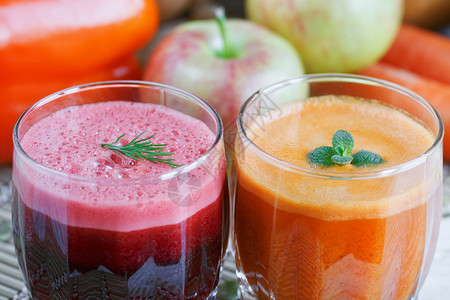 新鲜果汁混合水果和蔬菜图片