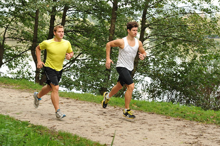 两名年轻运动员在公园里慢跑图片