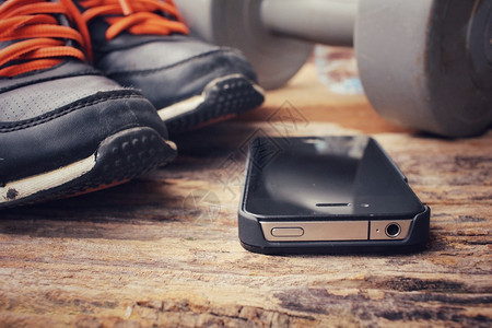 运动鞋哑铃和智能手机图片