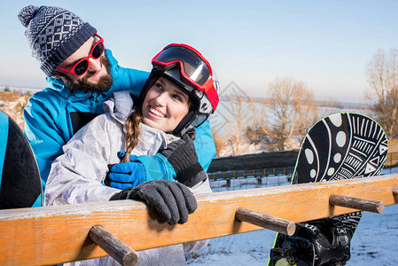 年轻男女滑雪选手相互拥抱和笑容互图片