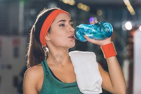瘦身修型在健身房喝水的型女人背景