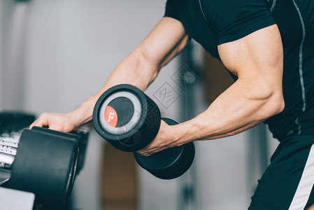 Bicep培训体育馆肌肉男有选择的焦图片