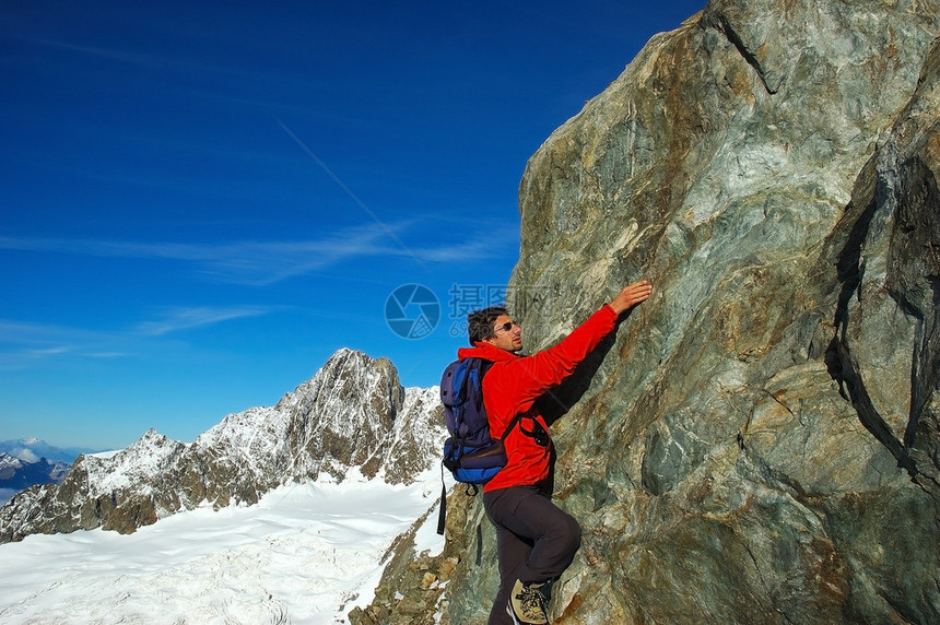 男登山者摇滚攀岩运动横向定白天光图片