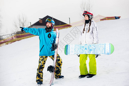 几对年轻的滑雪运动员在雪上站着图片
