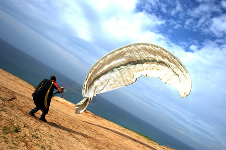 青年男子伞式飞图片