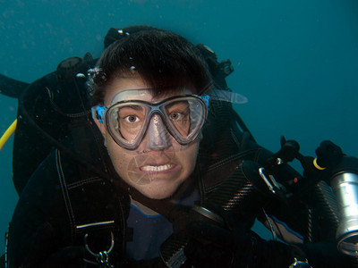 疯狂害怕的潜水员下肖像图片