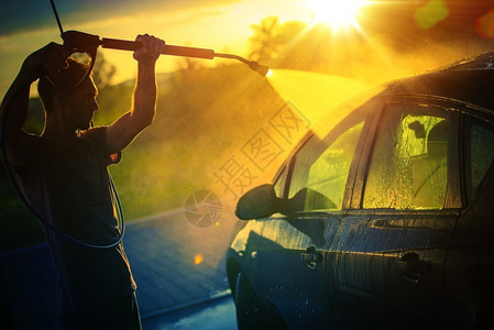 在日落夏日季午间洗车高压图片