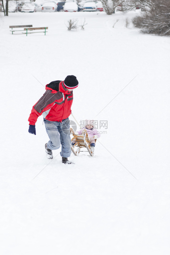 小女孩和爸一起玩雪橇图片