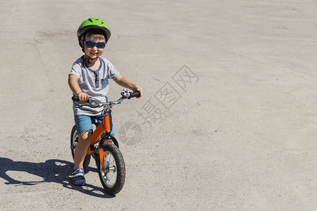 头盔骑平衡自行车骑图片
