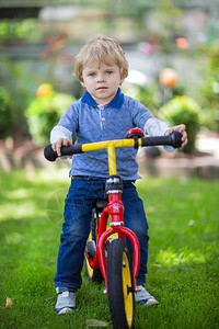 可爱的小男孩在夏天骑自图片