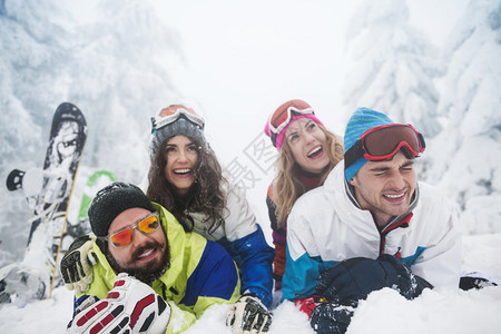 朋友们准备在山上滑雪图片