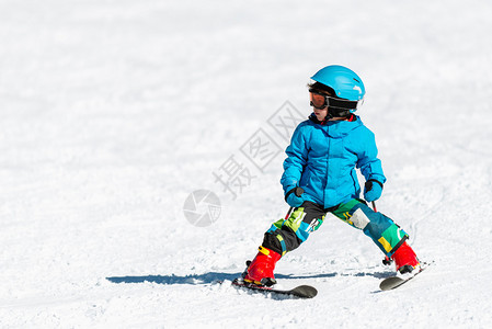 可爱的小孩滑雪在斜坡图片