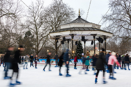 人们在Hyde公园的冬季背景图片