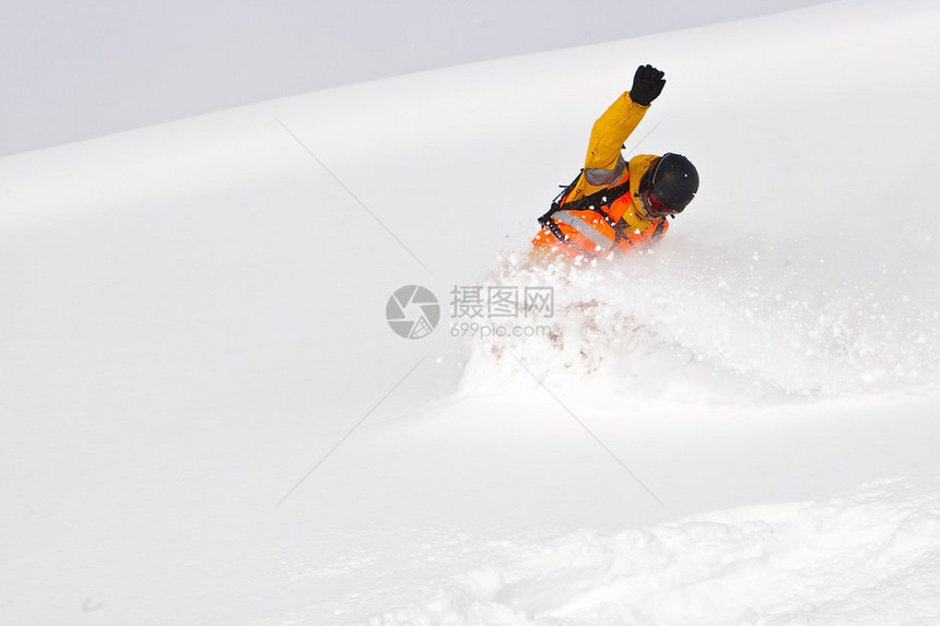 在Georgi的滑雪板上自由滑行图片