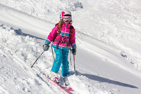 女孩在雪上滑雪在深雪中坠落后图片
