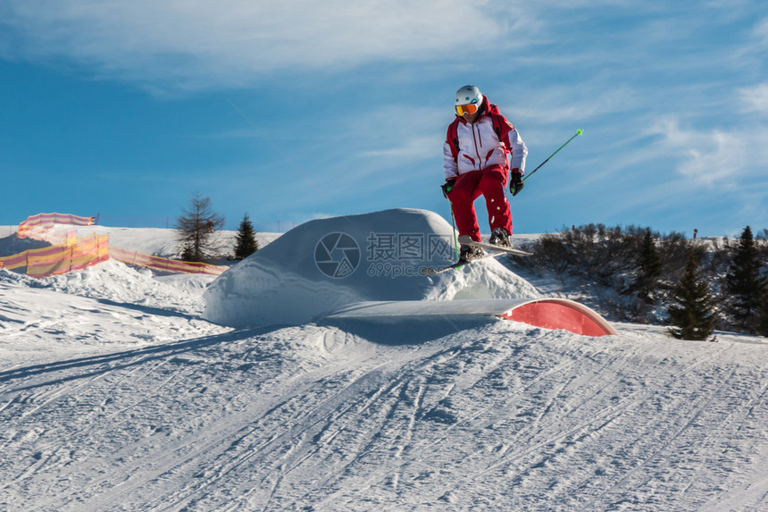 山地雪公园的自由式滑雪跳跃冬季图片