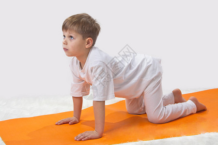 婴儿瑜伽小男孩做运动图片