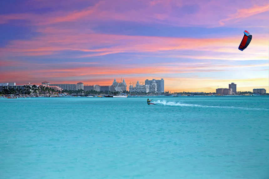 日落时在阿鲁巴岛棕榈海滩的海滨图片