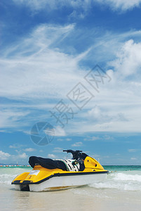 热带海滩上的摩托艇图片