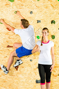 女和男在攀爬墙上攀图片