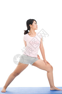 一个女孩做腿部锻炼的孤立图像图片