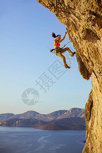 女攀岩者在攀岩时从悬崖上掉下来高清图片
