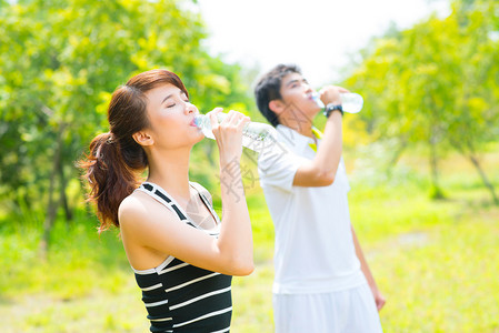口渴的运动员在锻炼后喝凉水图片