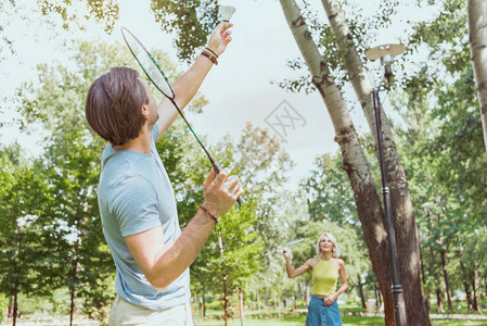 夏天在公园打羽毛球的情侣图片