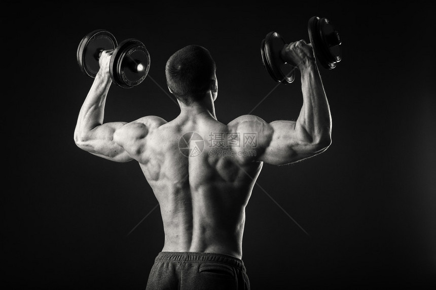 专业的健美运动员在深色背景上展示了他的身体肌肉男显示肌肉紧张对结果感到自豪体育杂志海报图片