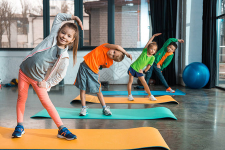 有选择地关注多文化儿童在健身房健图片