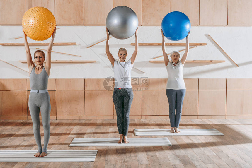 一群在工作室里用健身球锻炼的老年人图片