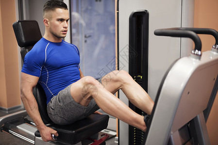 在压腿机上锻炼的人图片