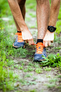 赛车手系运动鞋夏季日落在乡间公路上跑的男子年轻运动员男培训以及图片