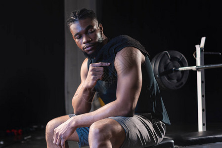 African美国运动员在健身房锻炼后坐着图片