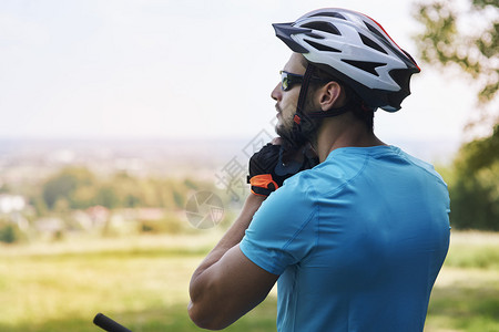 骑自行车和戴头盔的图片