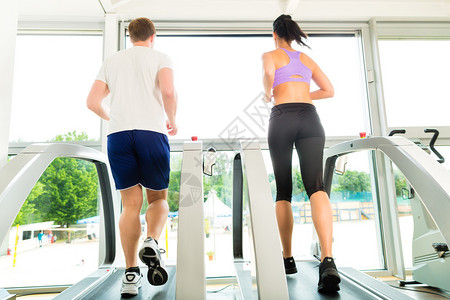 在健身房或健身俱乐部的跑步机上跑步图片