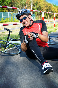 自行车事故骑自行车的人抱着膝盖图片