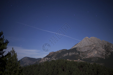 天空中的星在明亮的满月之夜在西班牙的图片