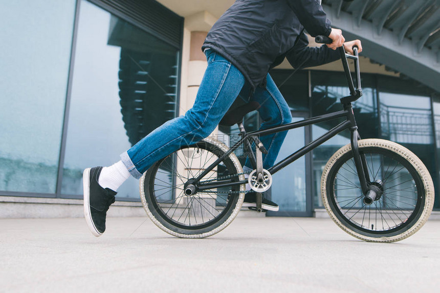 一个男人骑着BMX自行车图片