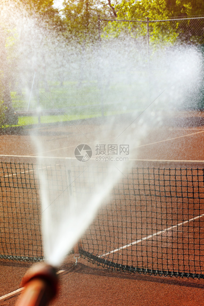 维修洒水网球场图片