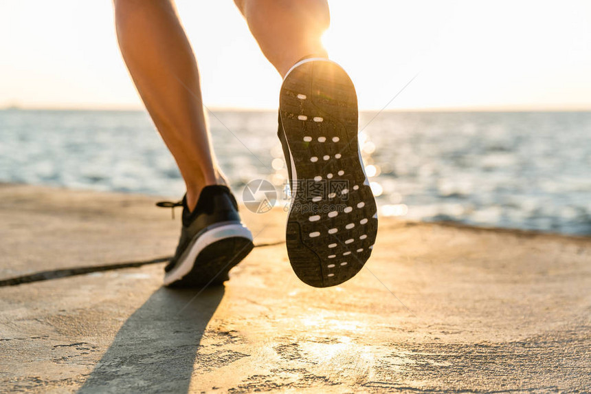 运动员穿着运动鞋在深山海岸跑来图片