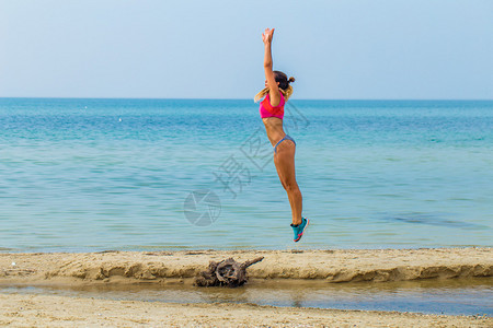 在海滩运动健身健康的生活方式上图片