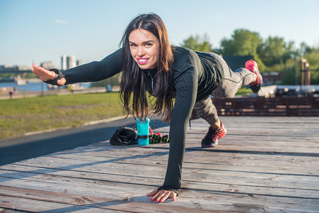 健身女做高腿木板瑜伽练习在户外训练腹骨核心肌肉图片