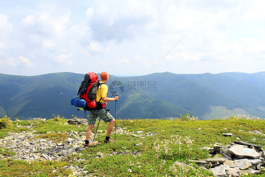 夏季在山上徒步旅行图片