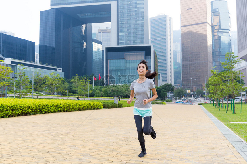 在香港户外慢跑的亚洲年轻运动型女图片